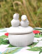 boite a pillule ou autre en faience decor deux oiseaux, Antiquités & Art, Antiquités | Céramique & Poterie, Enlèvement ou Envoi