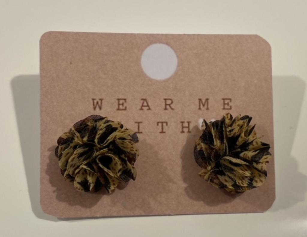 Bloemvormige oorbellen in stof, Bijoux, Sacs & Beauté, Boucles d'oreilles, Enlèvement ou Envoi, Neuf, Beige, Puces ou Clous