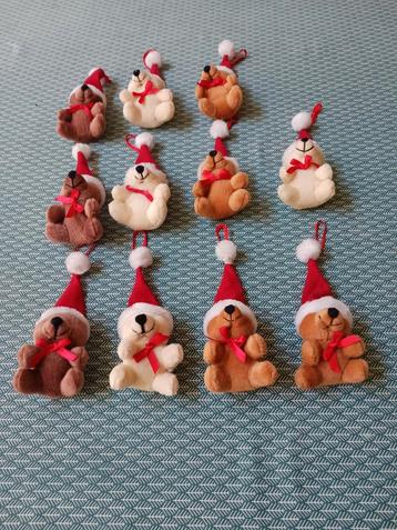 11 beertjes met kerstmuts beschikbaar voor biedingen