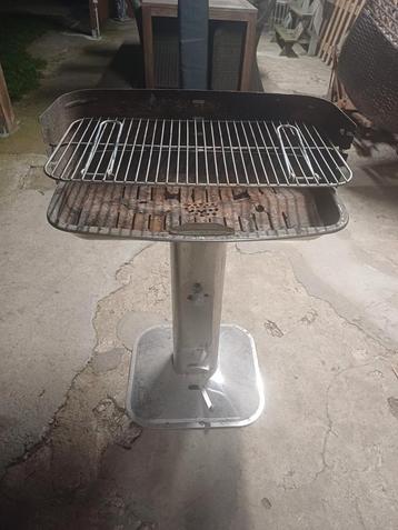 Bbq gebruikte staat  beschikbaar voor biedingen