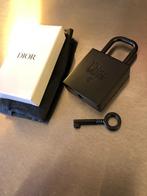 Dior padlock, Ophalen