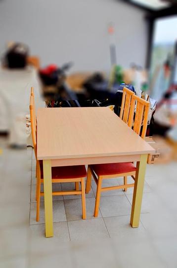 TABLE     EN    BOIS   AVEC  CHAISES beschikbaar voor biedingen