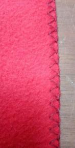 couverture polaire rouge vif 100% polyester 118x110, Maison & Meubles, Comme neuf, Une personne, Rouge, Couverture ou Couette