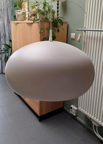 2 witte hanglampen beschikbaar voor biedingen