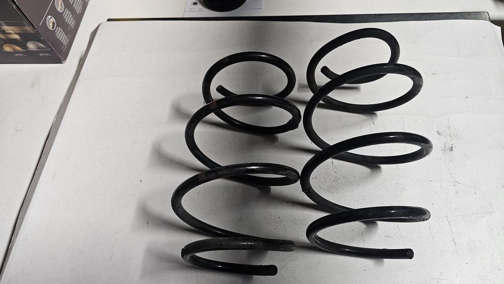 Spiraalveer voorzijde BMW 5 serie E39 kleurcode bruin, -, Origine de la pièce connue, Utilisé, -