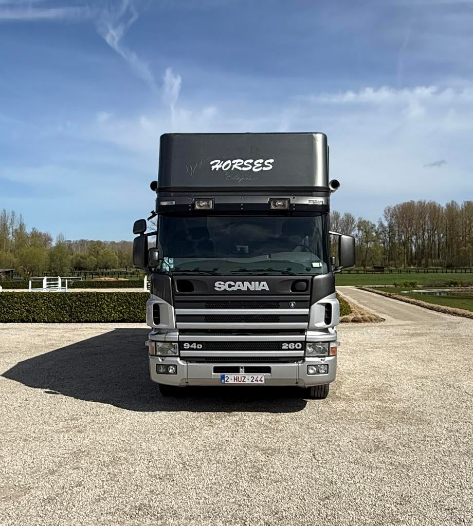 Paardenvrachtwagen voor 5 paarden met mobilhome