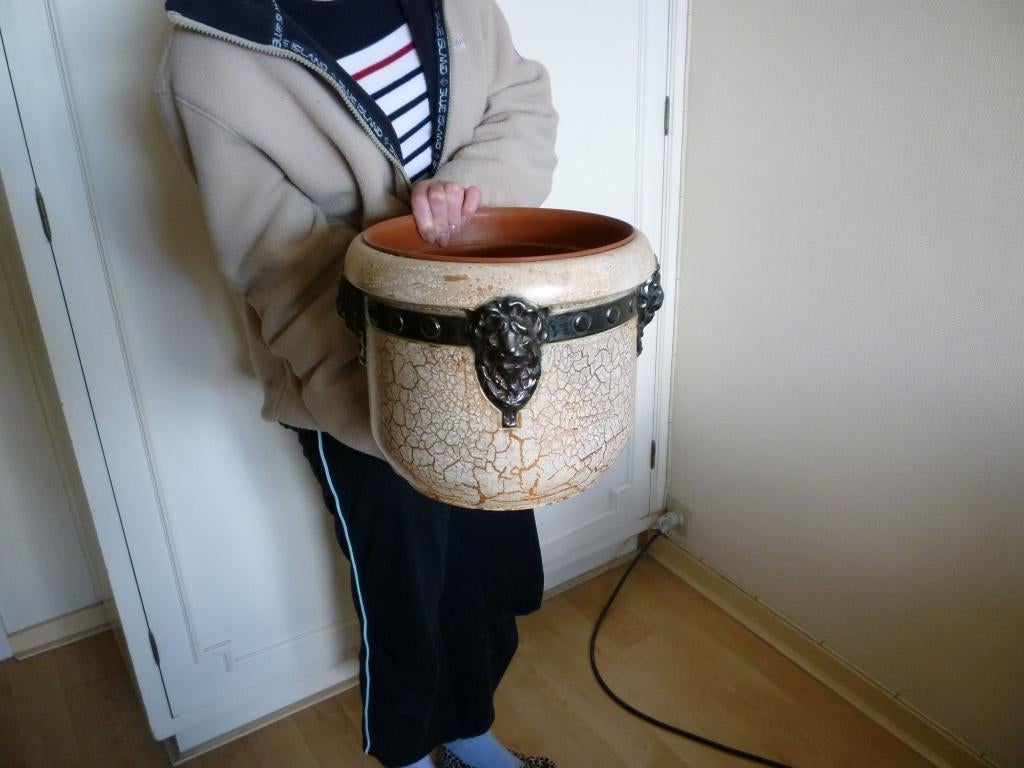 Cache-pot en faïence craquelée, Enlèvement