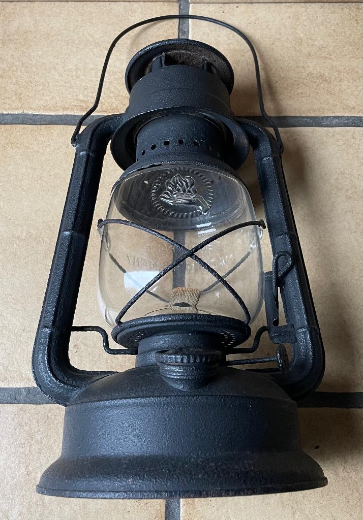 Feuerhand 260 lantaarn, Ophalen