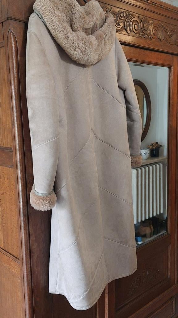 Mouton retourné, beige met kap., Kleding | Dames, Jassen | Winter, Ophalen, Maat 42/44 (L), Beige