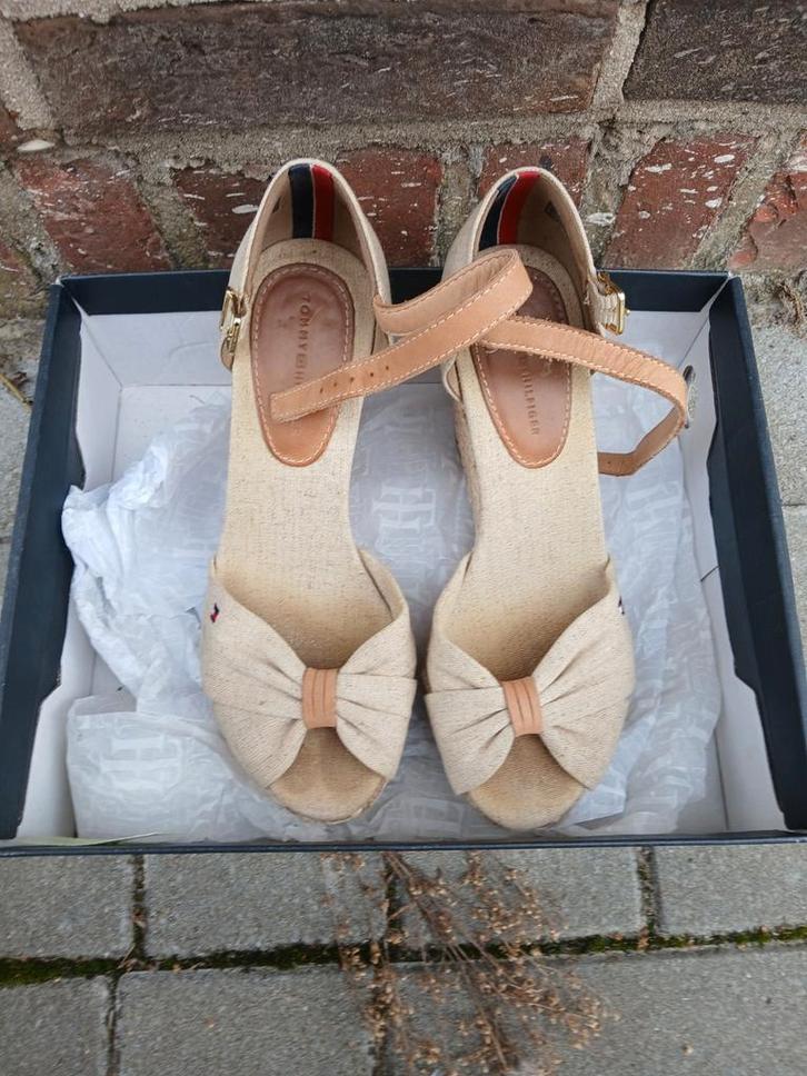 Prachtige Tommy Hilfiger sleehakken, Kleding | Dames, Schoenen, Zo goed als nieuw, Beige, Ophalen of Verzenden