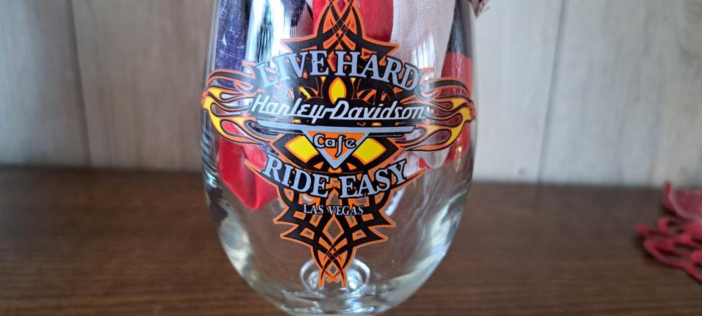 glas op voet van Harley Davidson, Verzamelen