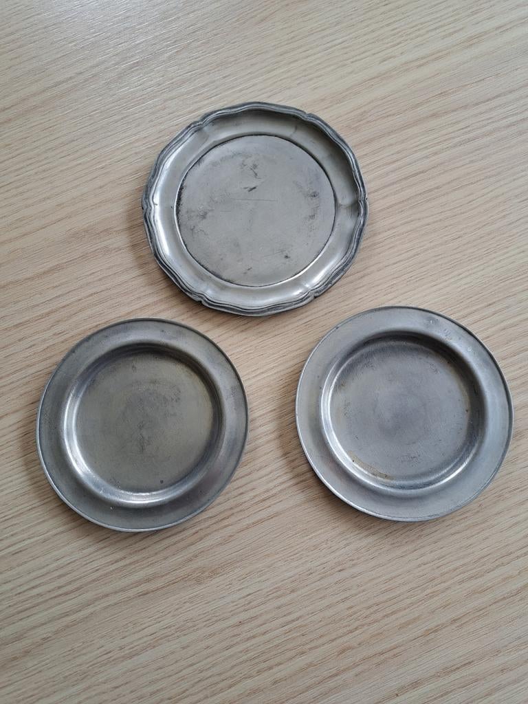 3 petites assiettes en étain, Enlèvement