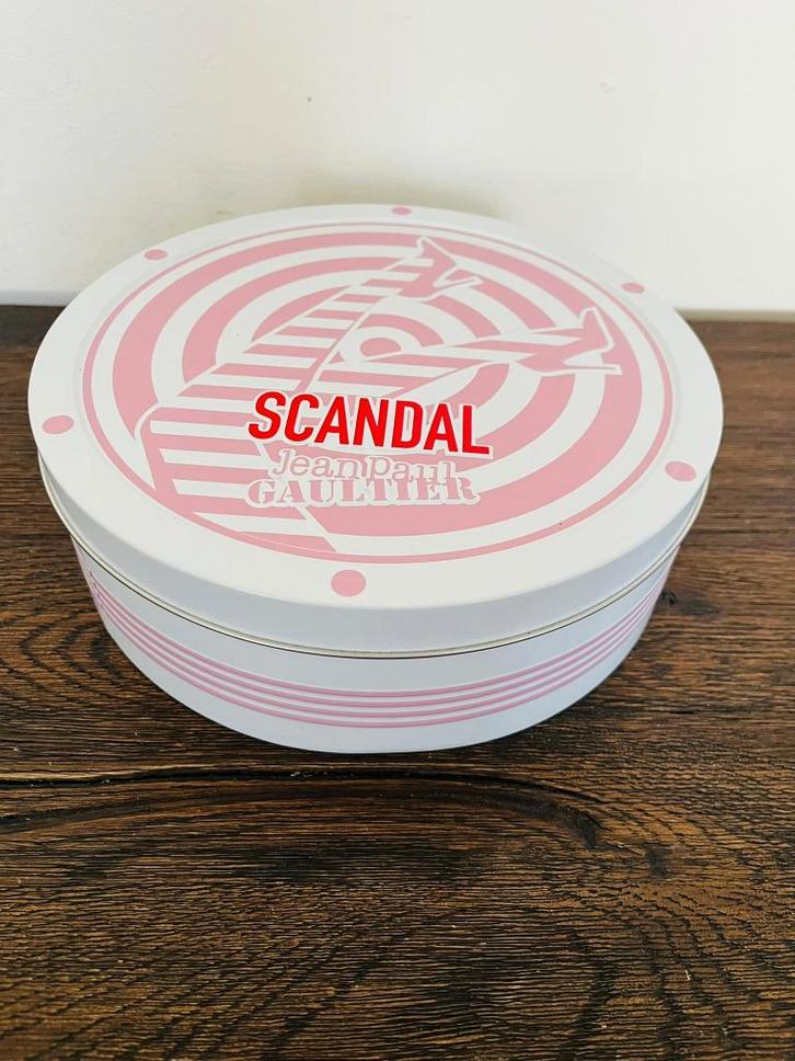 Jean Paul Gaultier SCANDAL boîte  25 cm décorative, Collections, Boîte en métal, Comme neuf, Autre, Autres marques, Enlèvement ou Envoi