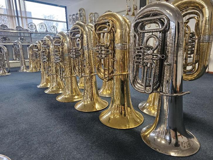 Wij hebben verschillende Es en Bes TUBA'S op voorraad, Muziek en Instrumenten, Blaasinstrumenten | Tuba's, Gebruikt, Tuba in si bemol