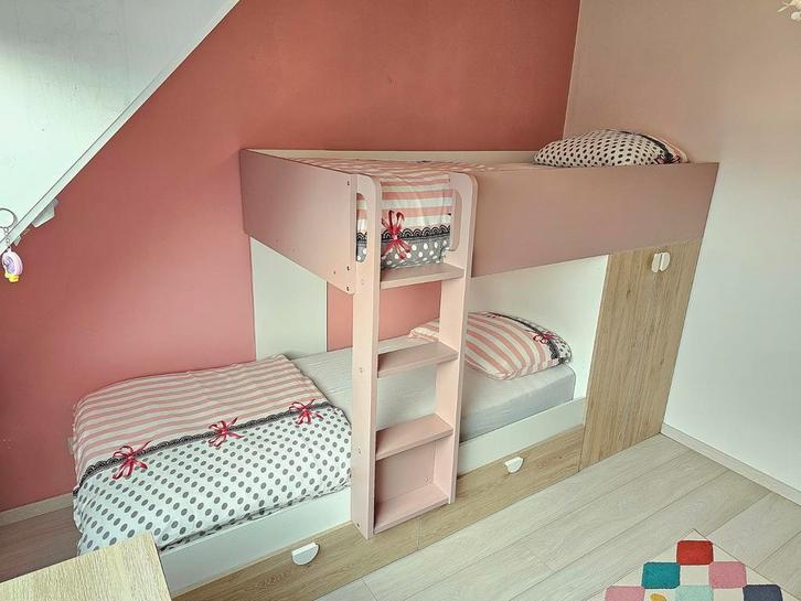 Stapelbed met opbergladen en
ingebouwde kleerkast, Kinderen en Baby's, Kinderkamer | Stapelbedden en Hoogslapers, Zo goed als nieuw