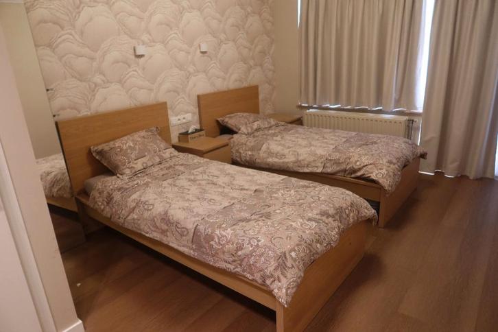 Bedden, Huis en Inrichting, Slaapkamer | Bedden, Zo goed als nieuw, Eenpersoons, 90 cm, 200 cm, Hout, Bruin, Ophalen