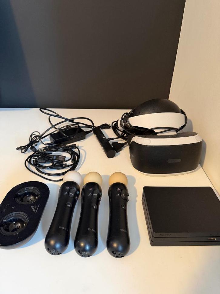 PlayStation VR set + 3 Move controllers + laadstation, Games en Spelcomputers, Virtual Reality, Zo goed als nieuw, Sony PlayStation