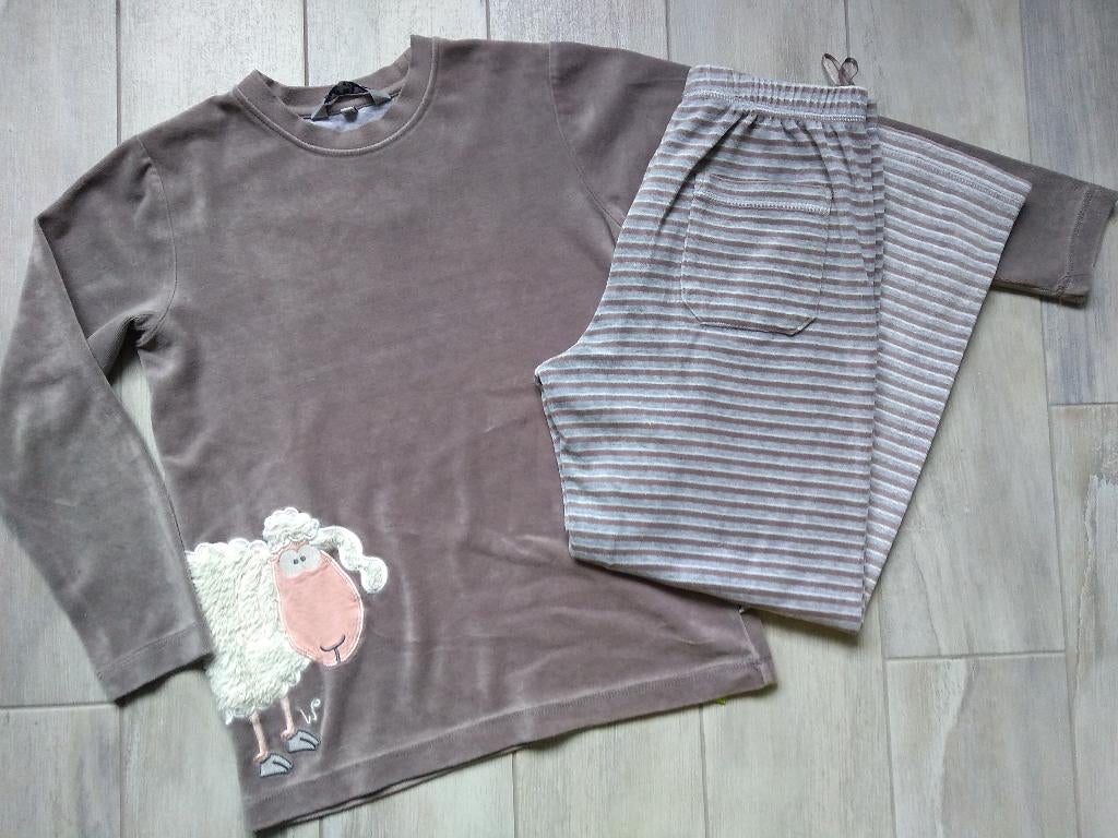★ M140 - Woody winterpyjama in velours thema schaap, Kinderen en Baby's, Kinderkleding | Maat 140, Nacht- of Onderkleding, Ophalen of Verzenden