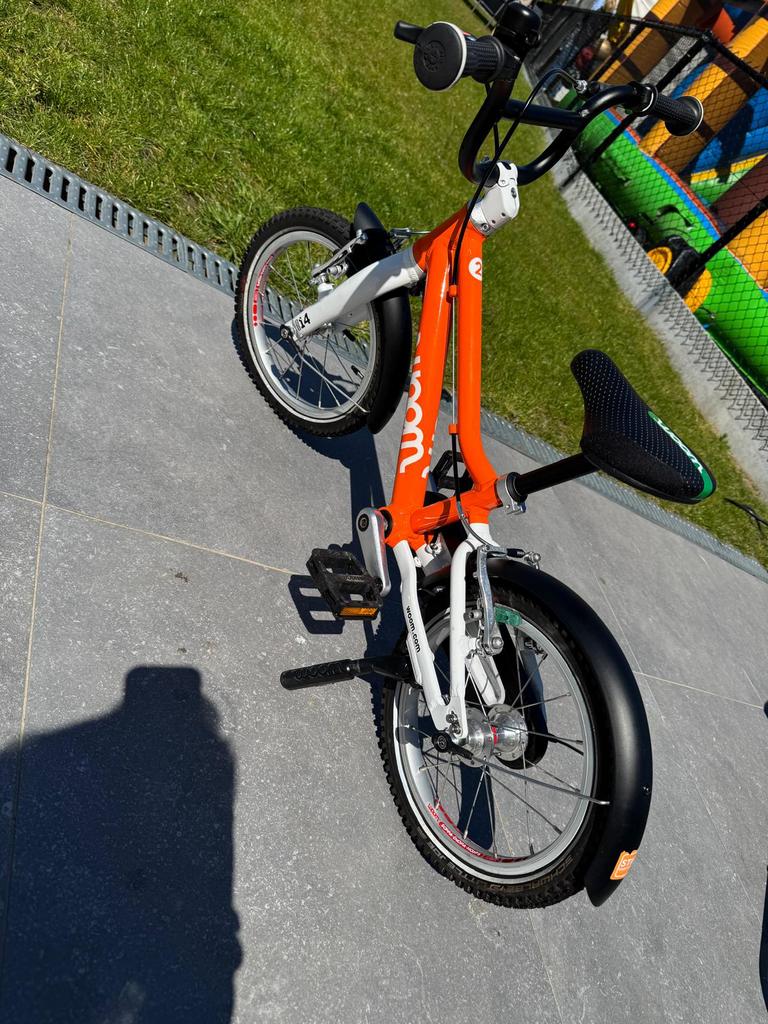 WOOM 2 oranje kinderfiets met accessoires, Ophalen, Zo goed als nieuw