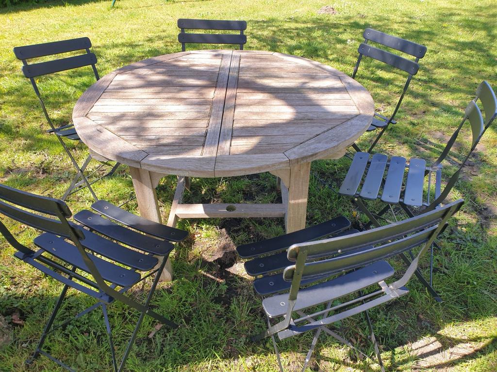 Teak tafel 120 cm en 6 zwarte metalen klapstoeltjes, Ophalen