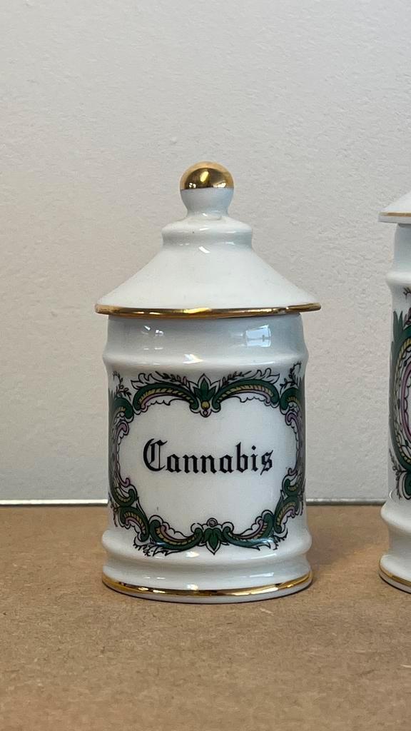 Apothekerspot ‘cannabis’ - S, Antiek en Kunst, Antiek | Keukengerei, Ophalen