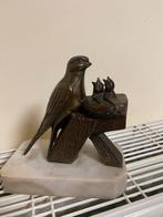Eeuwenoude zwaluw en zijn baby's op een marmeren sokkel, Antiek en Kunst, Ophalen of Verzenden