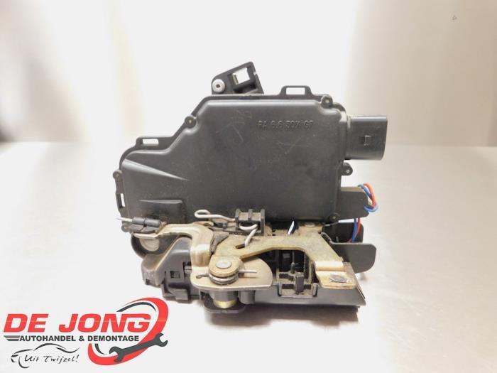 Serrure portière mécanique 2portes droite d'un Volkswagen, Volkswagen, -, 3 mois de garantie, Utilisé