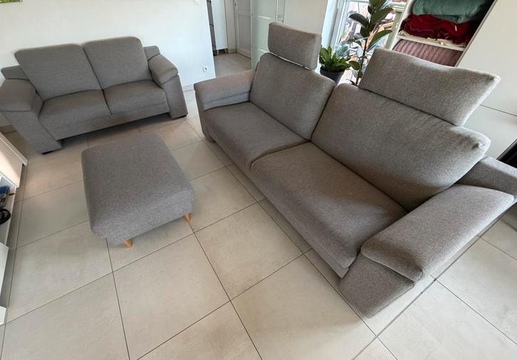 Set van 2,5 zits + 3,5 zits zetels met poef, Huis en Inrichting, Zetels | Zetels, Gebruikt, Rechte bank, Vierpersoons of meer