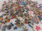 330 pins, Ophalen of Verzenden, Gebruikt, Stad of Land, Speldje of Pin