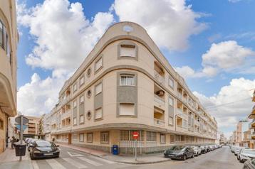 Appartement met zwembad bij strand en promenade / Torrevieja beschikbaar voor biedingen