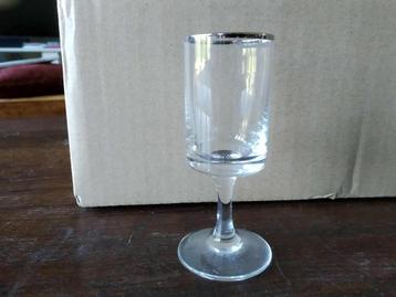 8 mooie vintage borrel- of shotglaasjes met zilveren randje beschikbaar voor biedingen