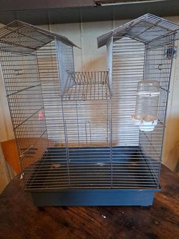 Middelgrote kooi voor kleine vogels beschikbaar voor biedingen