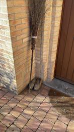 Bezem en houten klompen, Ophalen, Gebruikt