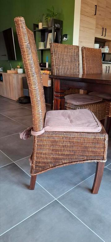 Massief houten tafel 140140 + 8 rieten stoelen beschikbaar voor biedingen