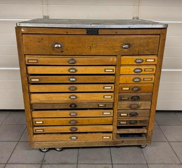 Duitse dubbele letterkast / zetbok / drukkerijkast beschikbaar voor biedingen