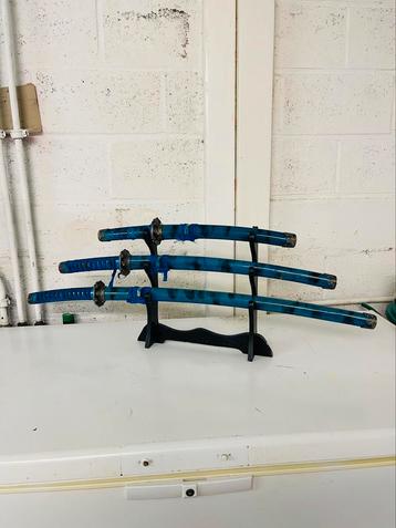 Set van 3 decoratieve katana's met standaard beschikbaar voor biedingen