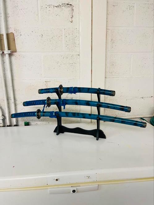 Set van 3 decoratieve katana's met standaard, Sport en Fitness, Vechtsporten en Zelfverdediging, Gebruikt, Schermen, Vechtsportmaterialen