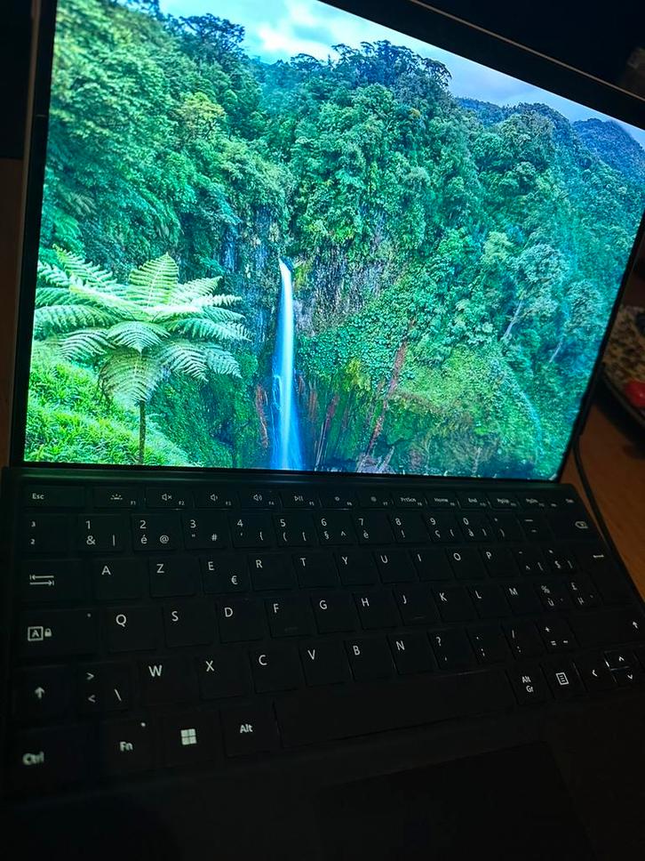 Microsoft Surface Pro 8 – 128 GB / 8 GB RAM, Informatique & Logiciels, Ordinateurs portables Windows, Comme neuf, SSD, 8 GB, Azerty