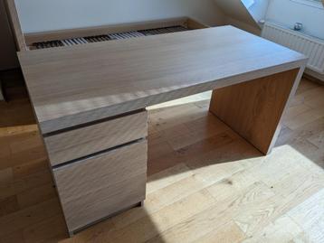 Ikea MALM bureau, gefineerd met ketting beschikbaar voor biedingen