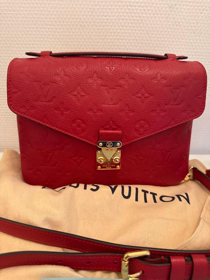 Louis Vuitton Pochette Métis in rode kleur, Handtassen en Accessoires, Tassen | Schoudertassen, Zo goed als nieuw, Ophalen