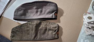 2 oude militaire hoofddeksels (26iv273/8) beschikbaar voor biedingen