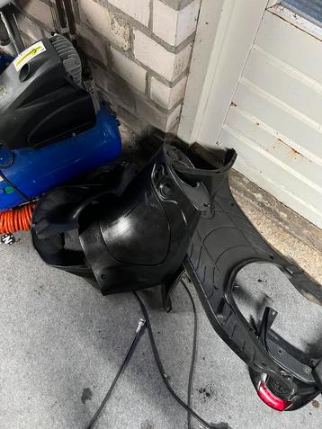 Piaggio zip binnenkappen (niet meer netjes) beschikbaar voor biedingen