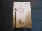 Boek de schaduw van de wind, Carlos Ruiz Zafon, Gelezen, Ophalen of Verzenden, Europa overig, Carlos Ruiz Zafón