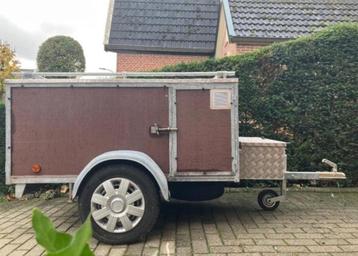 hondenaanhanger 3 honden + dakkoffer in goede staat  beschikbaar voor biedingen