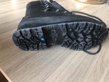 Combat boots, Enlèvement