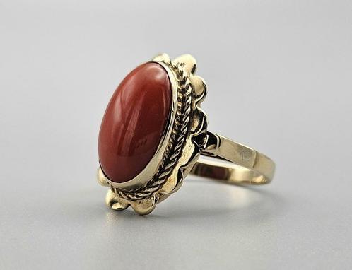 Gouden Vintage ring met edelsteen bloedkoraal. 2024/195, Handtassen en Accessoires, Antieke sieraden, Ring, Goud, Met edelsteen