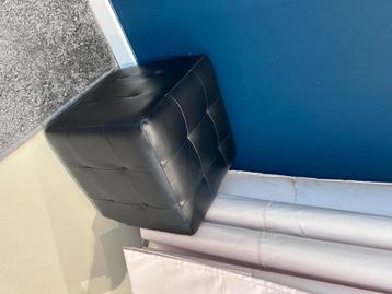 Zetel poef beschikbaar voor biedingen