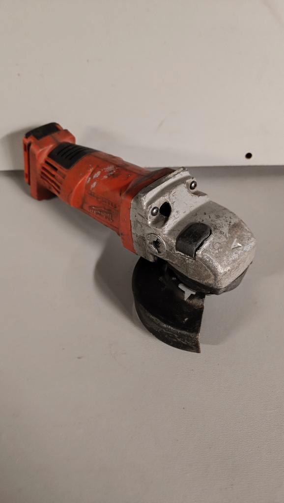 Milwaukee slijpmachine te koop, Doe-het-zelf en Bouw, Gereedschap | Slijpmachines, Gebruikt, Haakse handslijpmachine, Minder dan 700 watt