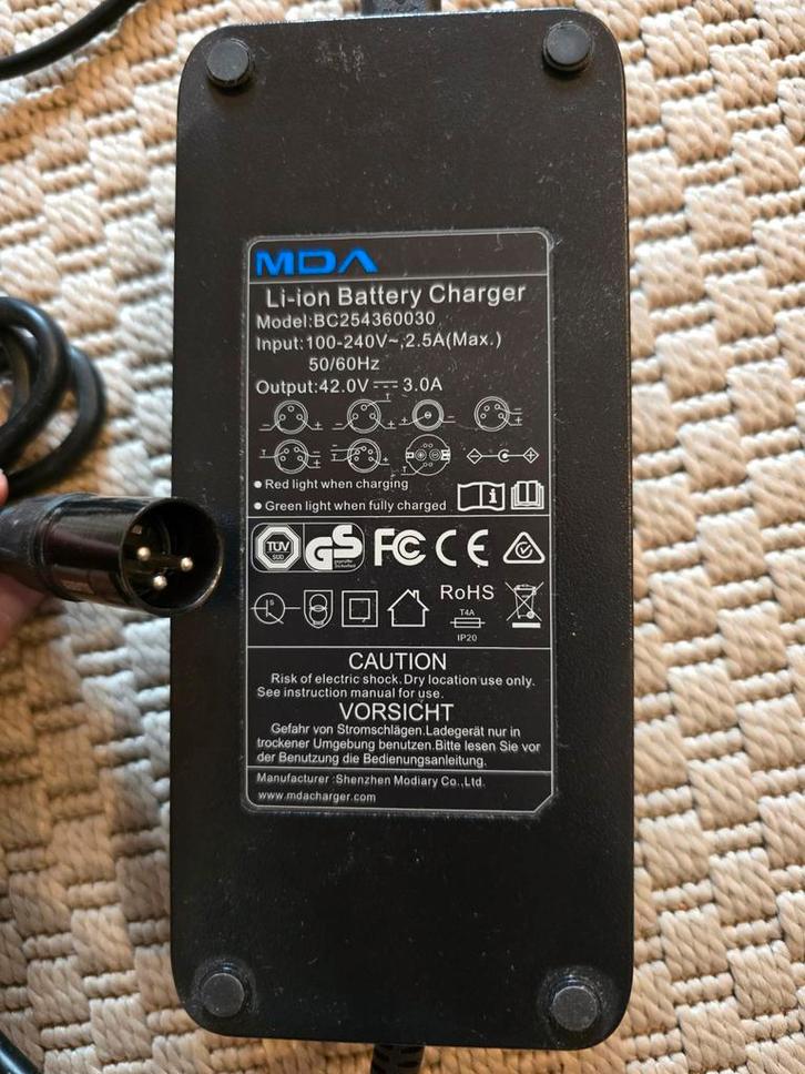 Fiets acculaders voor 25.2V (29.4V) en 36V (42V) accus, Fietsen en Brommers, Fietsaccessoires | Fietsaccu's, Nieuw, Ophalen of Verzenden