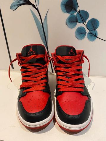 Air Jordans 1 mid banned, état comme neuve disponible aux enchères